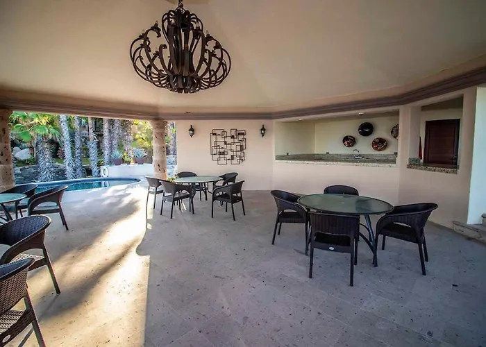Luxurious Spacious Annd Private Steps Frm Villa
