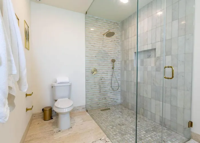 Luxurious Spacious Annd Private Steps Frm Villa
