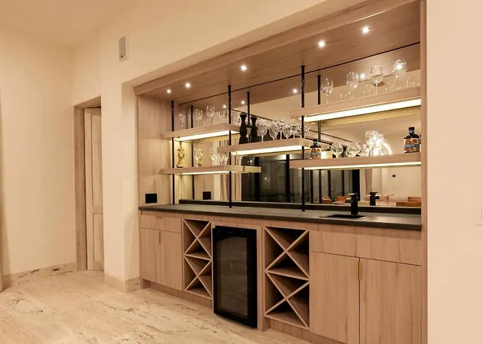 Luxurious Spacious Annd Private Steps Frm