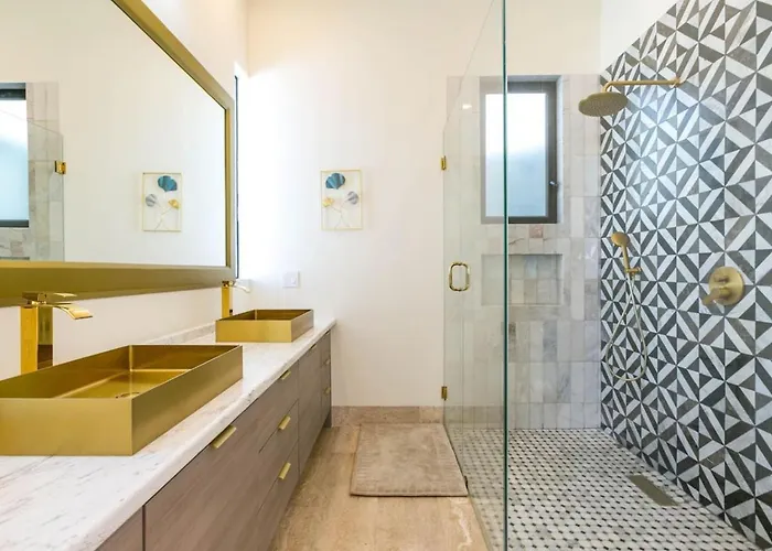 Luxurious Spacious Annd Private Steps Frm Villa *