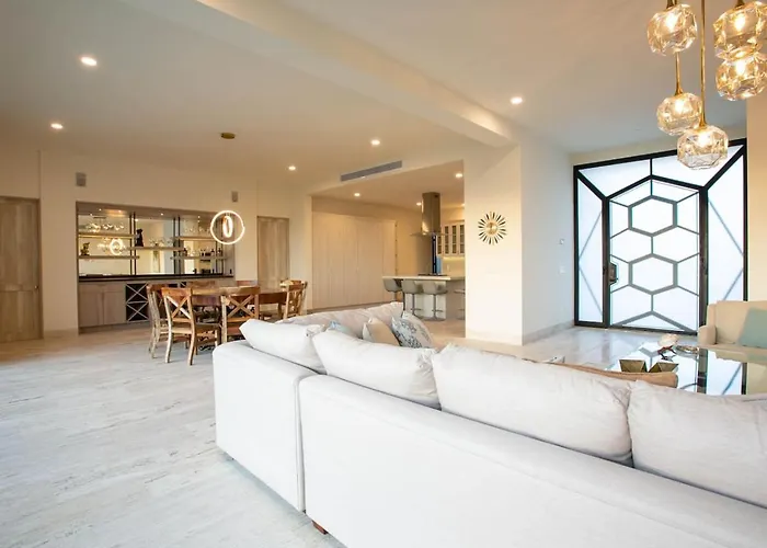 Luxurious Spacious Annd Private Steps Frm *